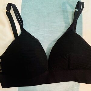 Lively Black Wireless Bra with Adjustable Straps and Seamless Cups